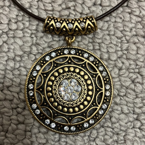 Vintage Medallion Pendant Necklace - Picture 2 of 5